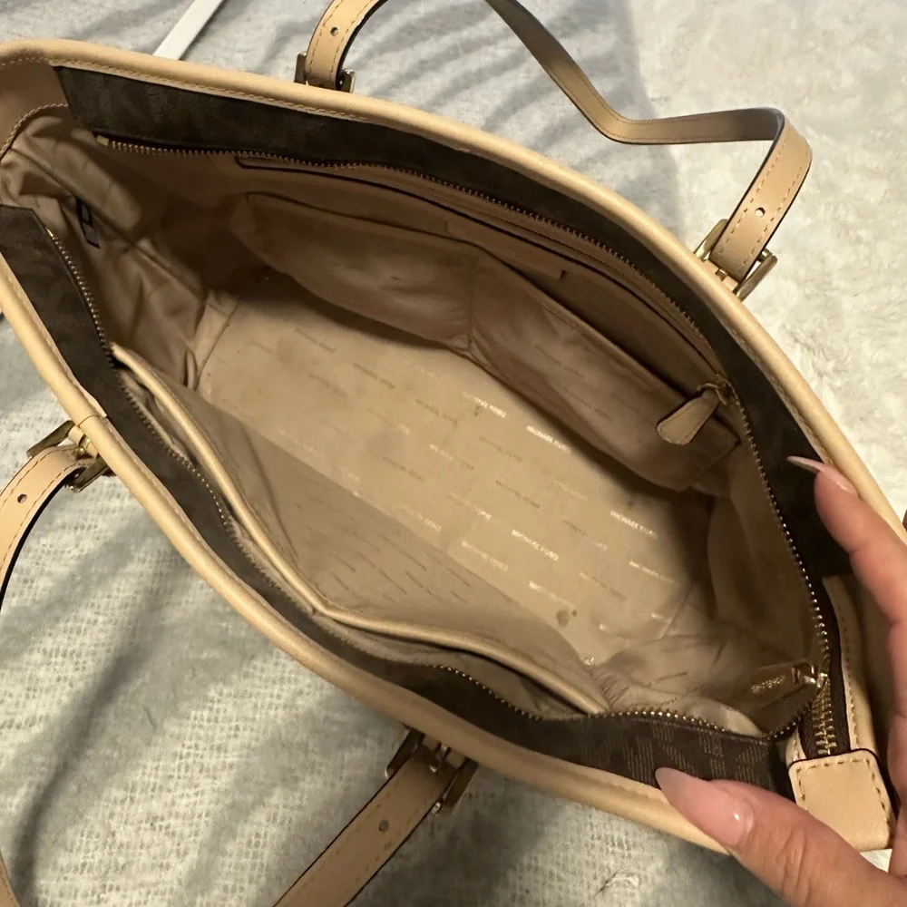 Authentic Michael Kors bag - Picture 2 of 4